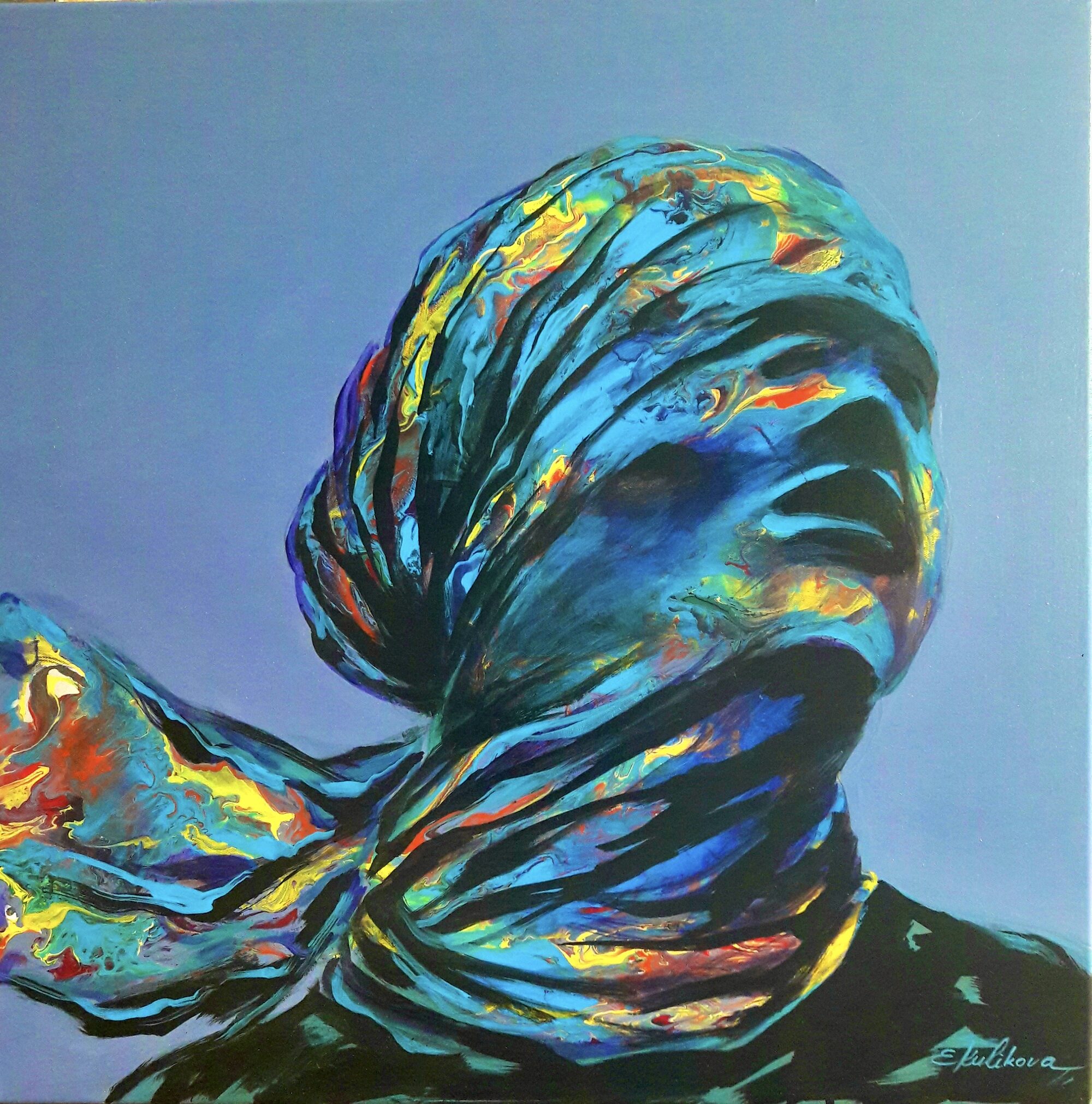 Figur mit wehendem, vielfarbig leuchtendem Kopftuch vor grauem Grund, Acrylmalerei