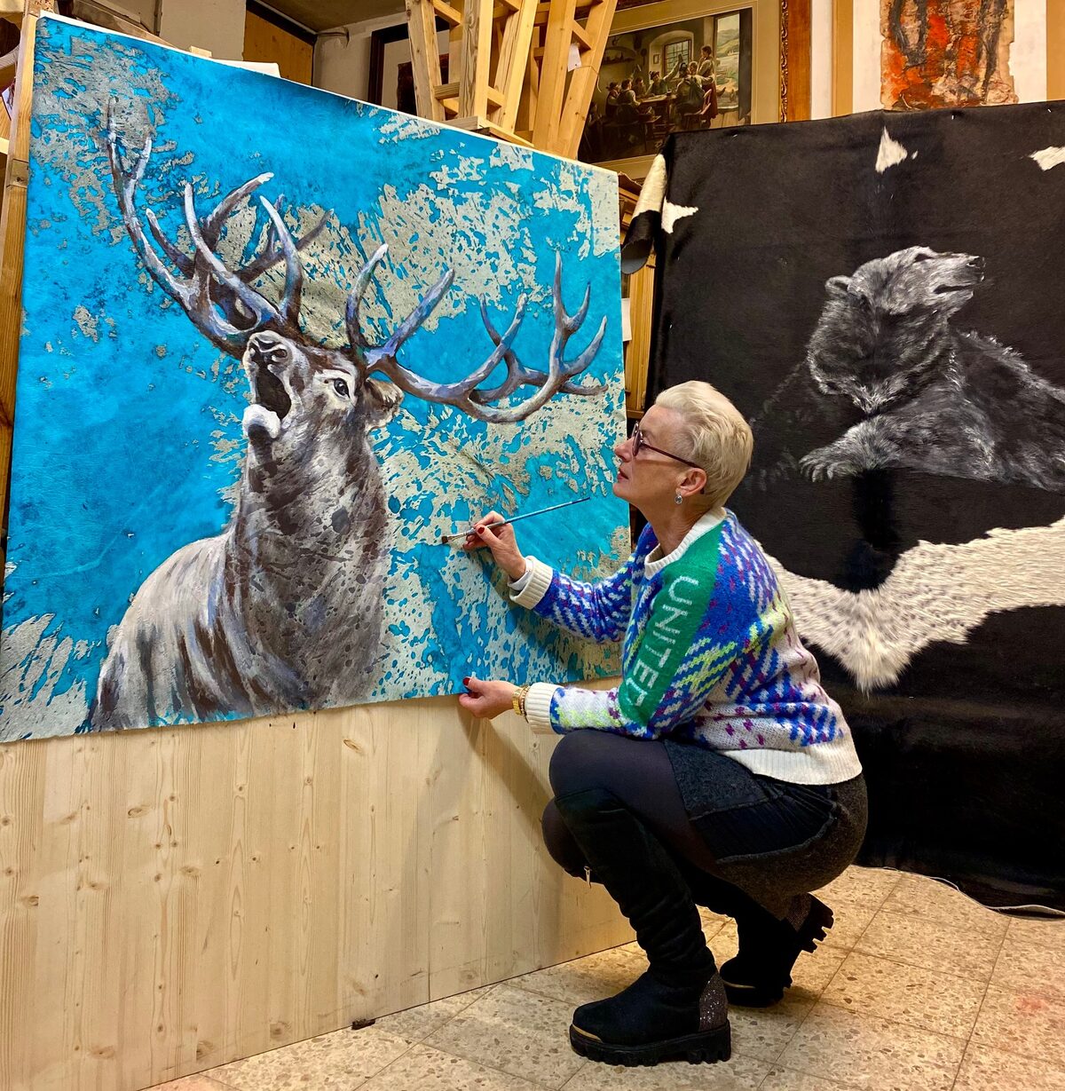 Evdokia Kulikova arbeitet im Atelier an einer Hirschdarstellung auf Fell