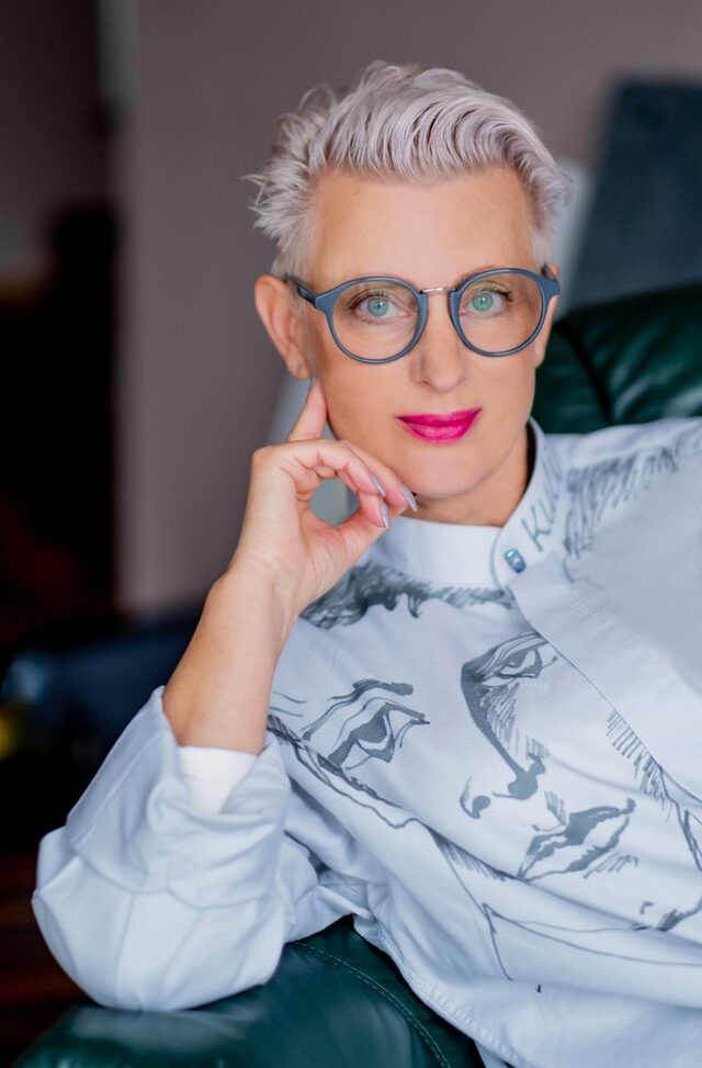 Portraitfoto der Künstlerin Evdokia Kulikova mit weißem Haar und markanter Brille