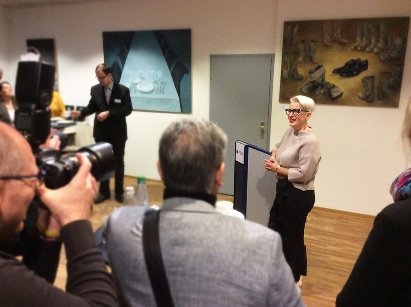 Galeriegespräch: Fotograf und Gäste vor den Werken