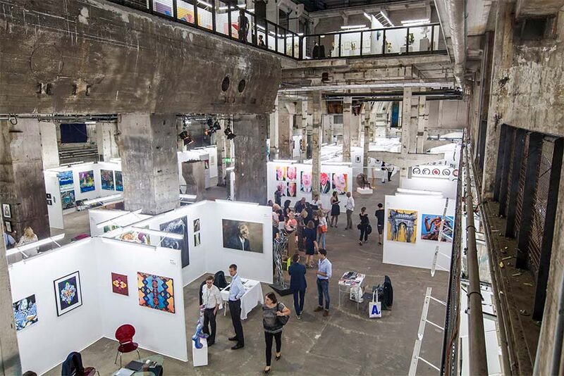 Blick von oben in eine Industriehalle mit Ausstellungskojen