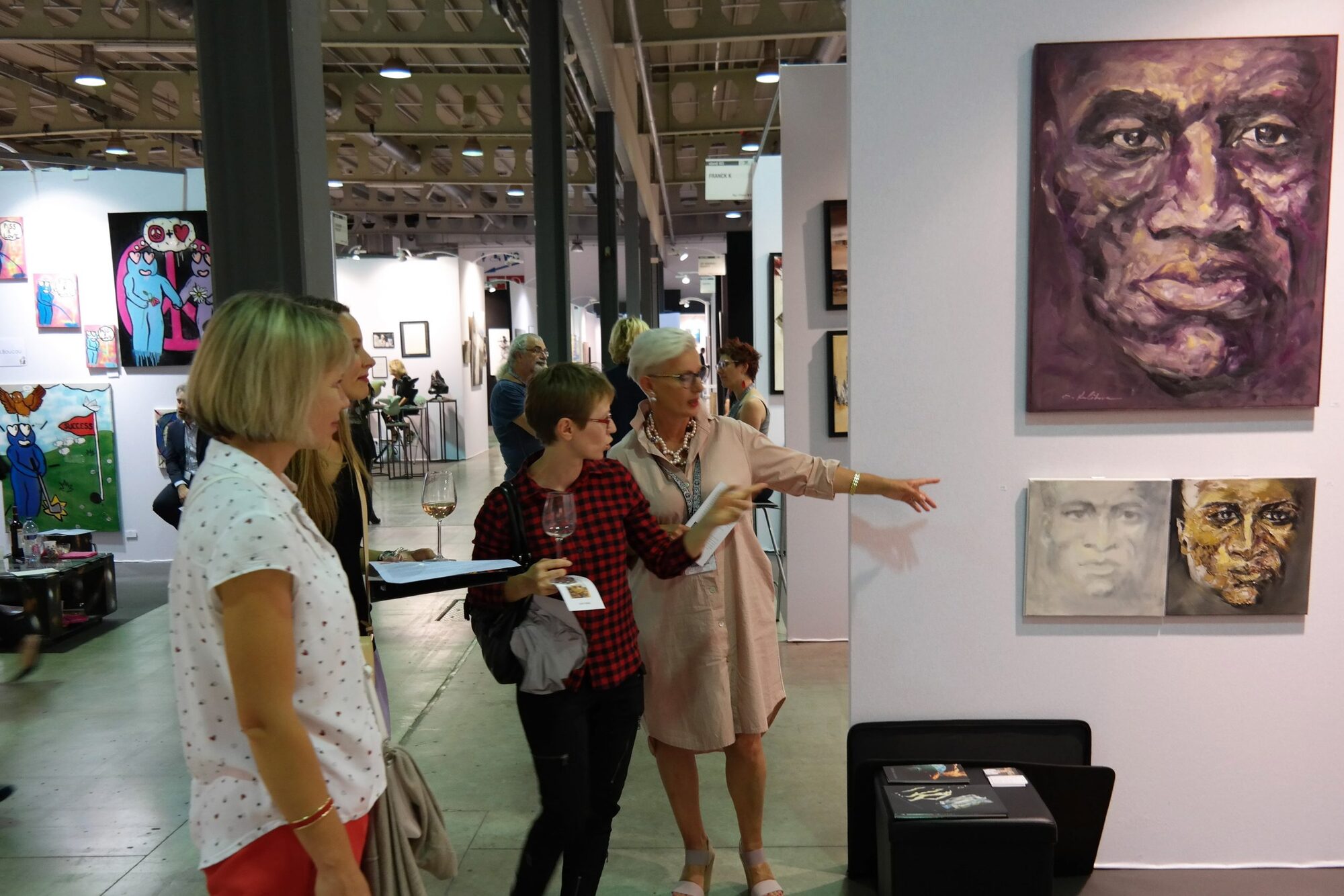 Ausstellungsraum mit gehängten Werken von Evdokia Kulikova