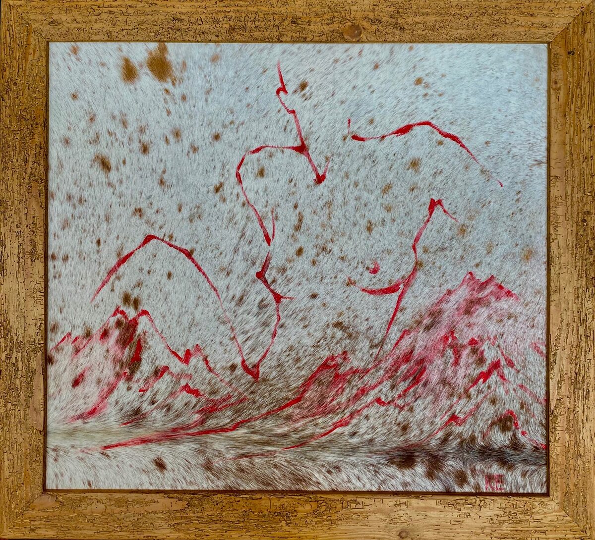 Rote abstrakte Linienkomposition auf naturgeflecktem Fell, im Holzrahmen