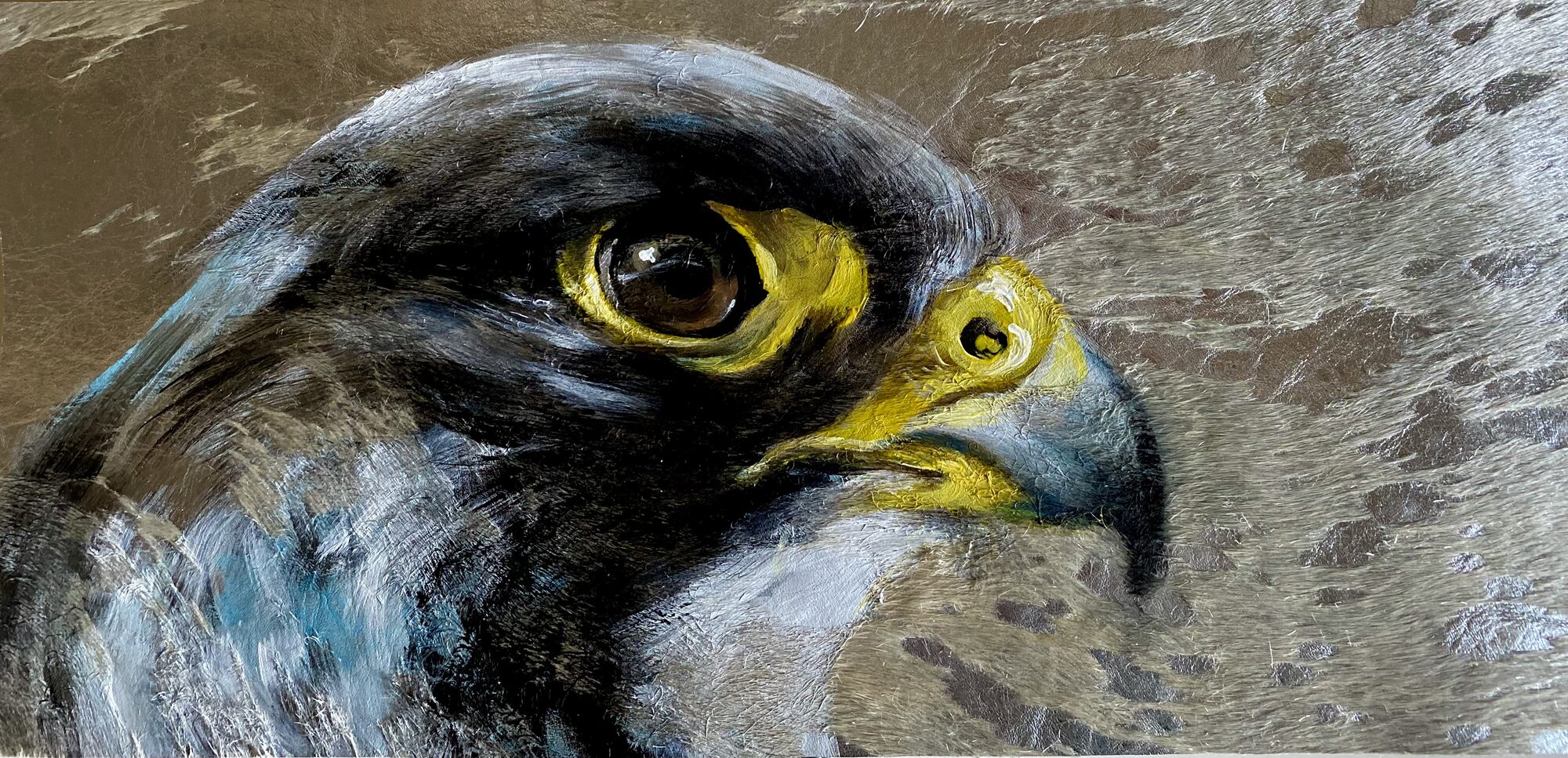 Nahaufnahme eines Falkenkopfes mit gelbem Auge in Blau- und Grautönen auf Fell