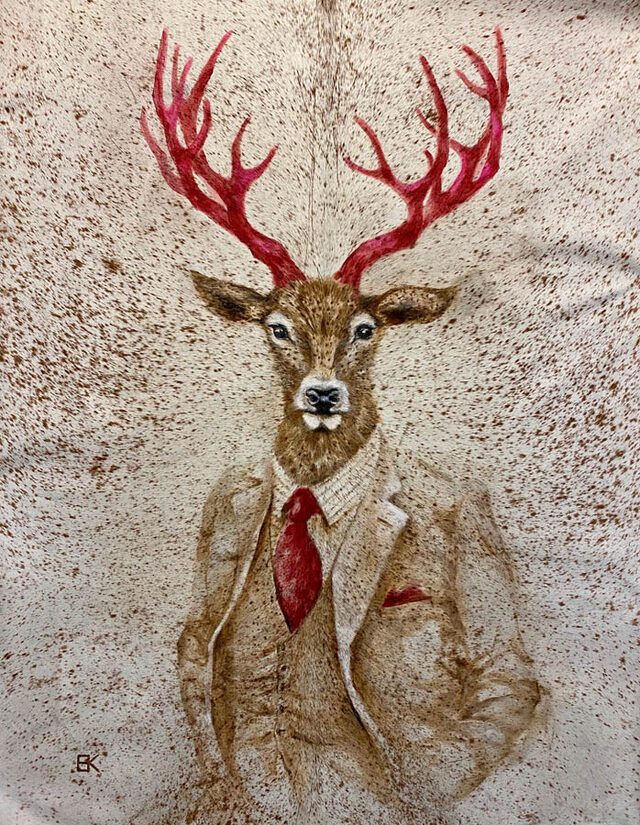 Hirsch mit rotem Geweih und roter Krawatte im hellen Anzug, gemalt auf Naturfell