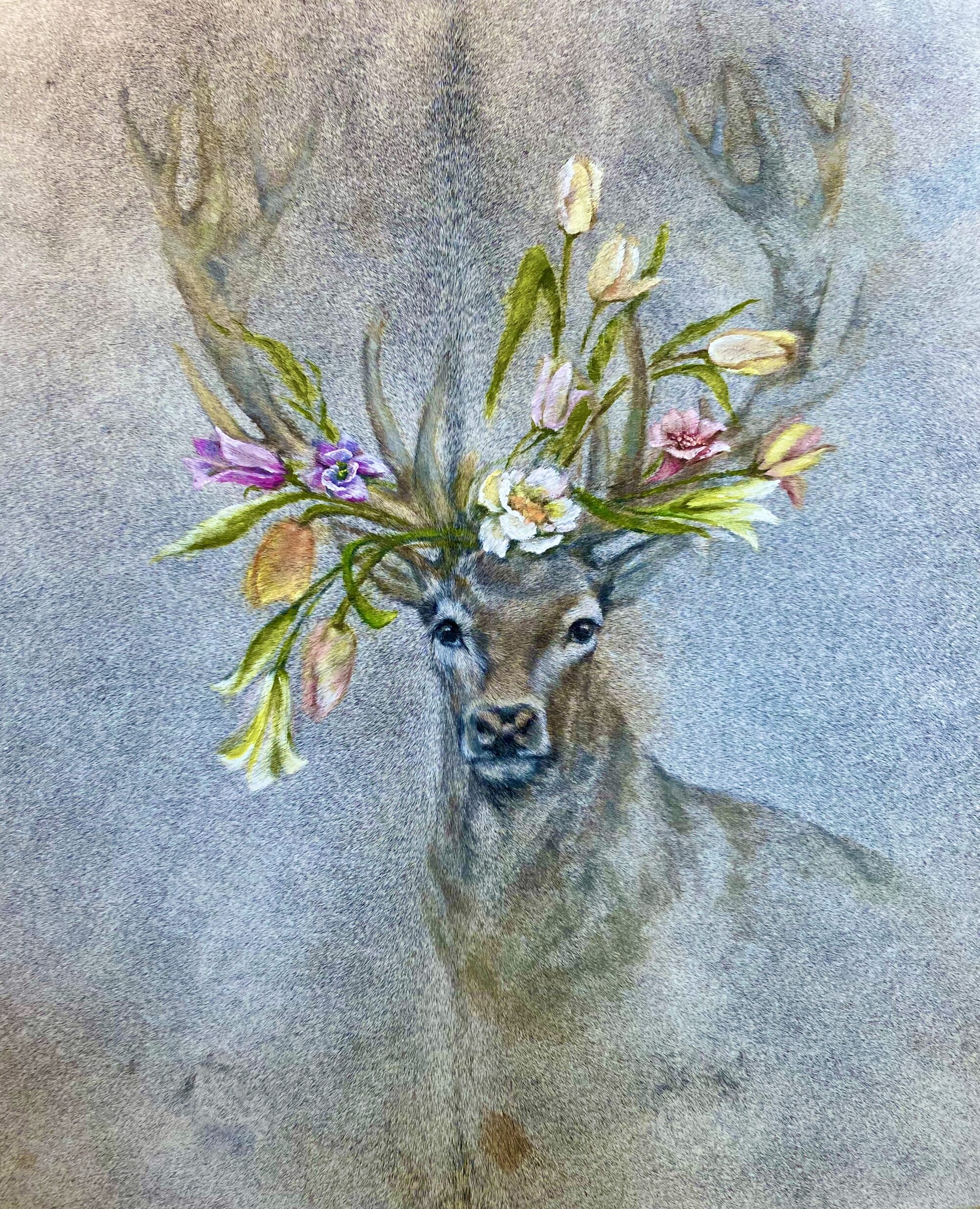 Hirsch mit Blumenstrauß zwischen den Geweihstangen, zarte Malerei auf hellem Fell