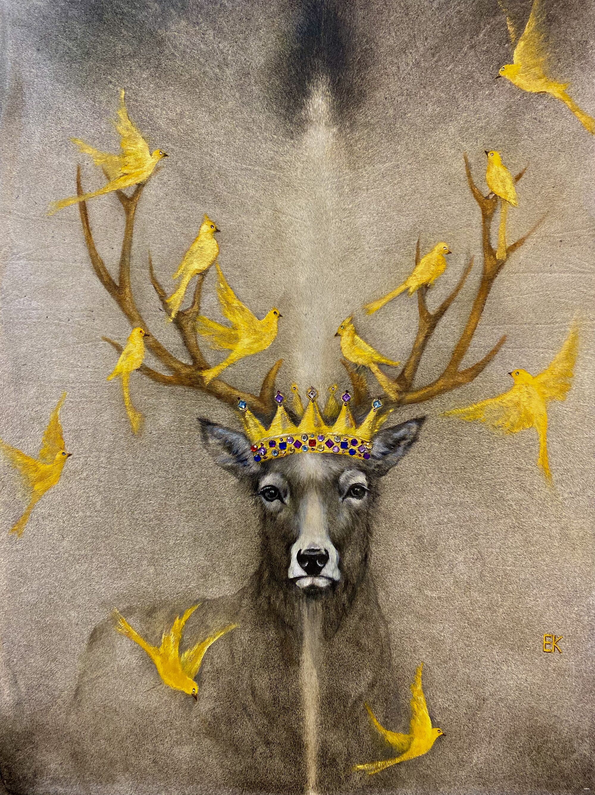 Hirsch mit Krone und goldenen Vögeln rund um das Geweih auf hellem Fell