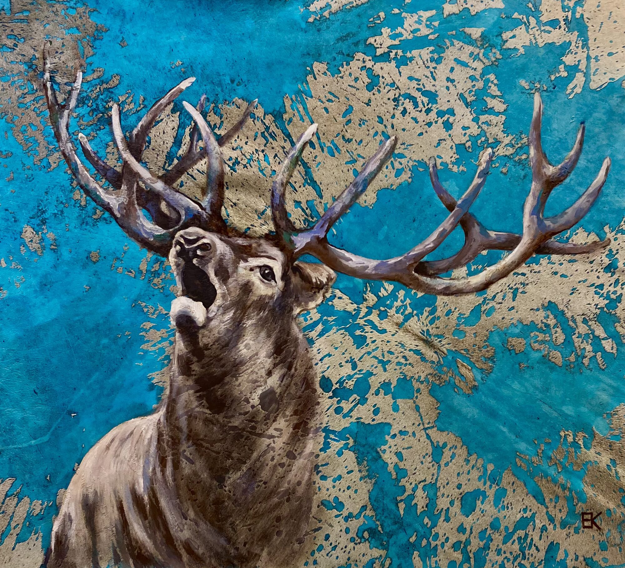Gemälde eines röhrenden Hirschs in Brauntönen auf türkis und gold eingefärbtem Naturfell, Acryl auf Stierfell