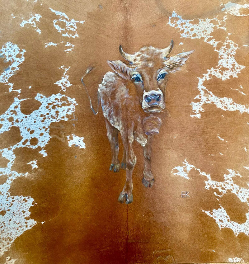 Junges Kalb, gemalt auf rotbraunem Fell mit heller natürlicher Scheckung