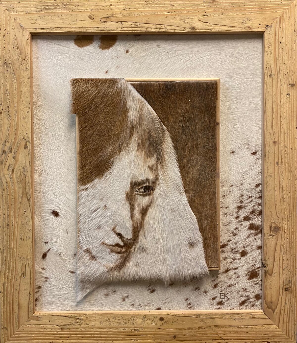 Pferdeportrait auf geflecktem Naturfell im hellen Holzrahmen