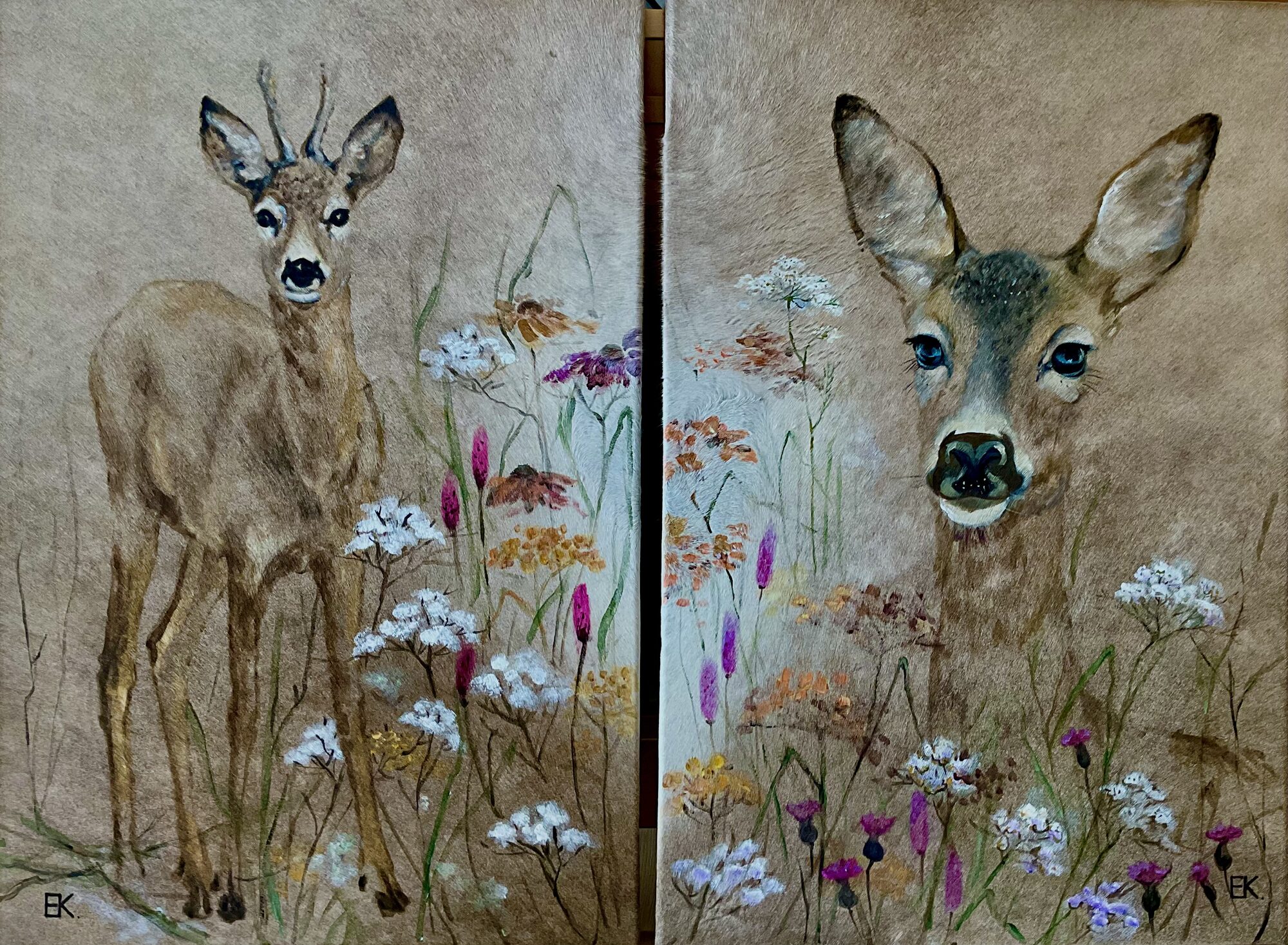 Zwei Rehe in einer Blumenwiese, zweiteilig auf hellem Naturfell