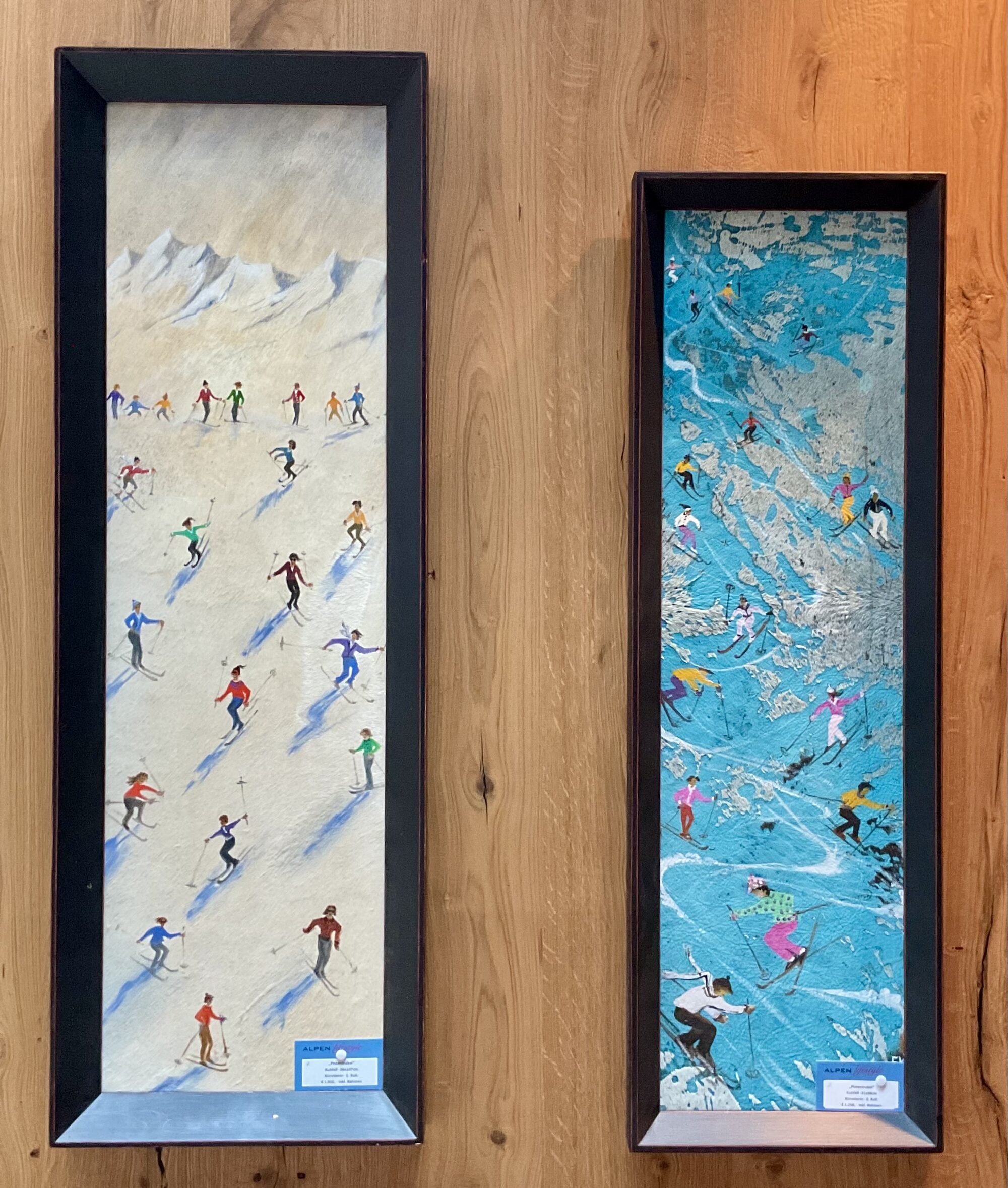 Zwei gerahmte Hochformat-Fellbilder an einer Holzwand: Skifahrer auf der Piste und Schwimmer aus der Vogelperspektive
