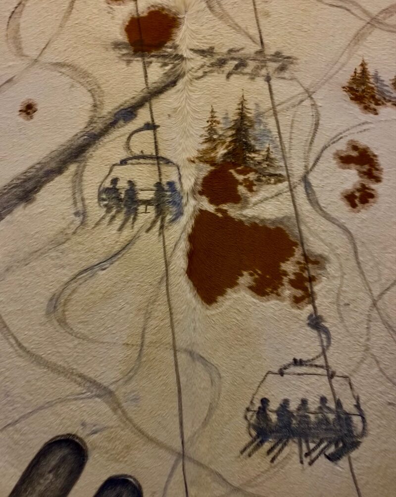 Winterszene mit Skilift und Bergstation, skizzenhaft auf helles Fell gezeichnet