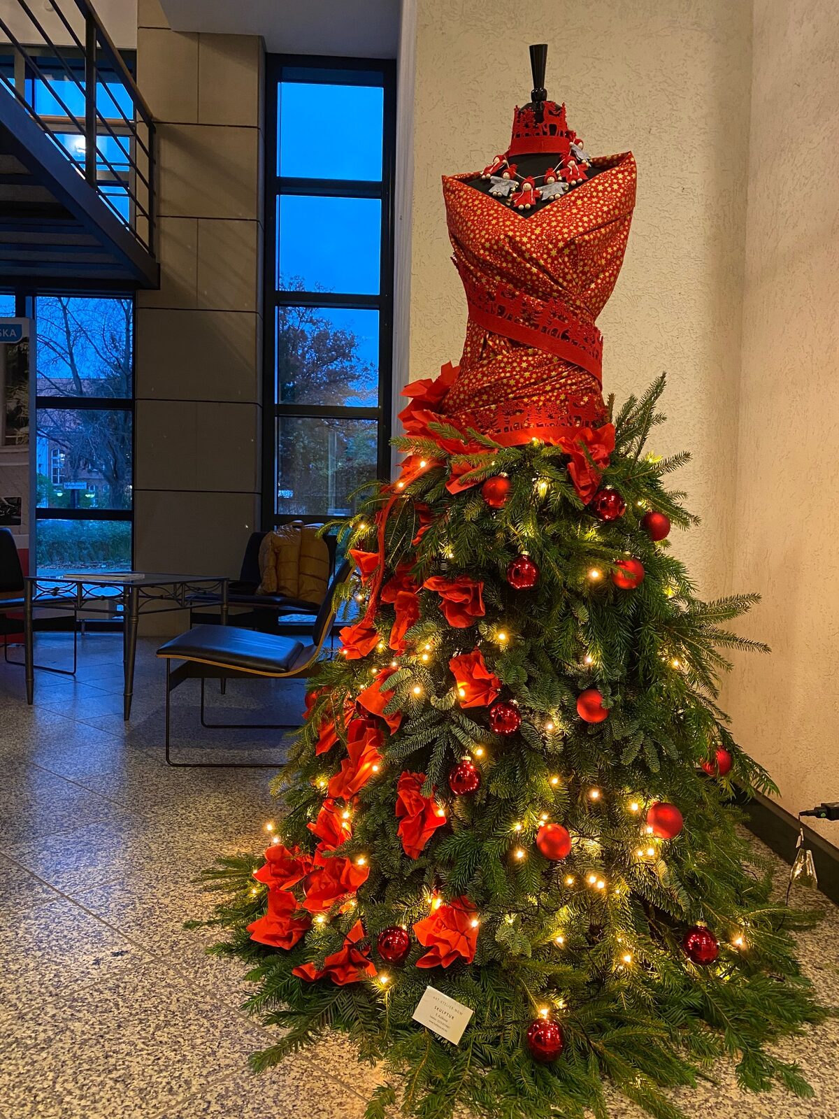 Weihnachtsbaum-Kleid, weitere Ansicht im Raum