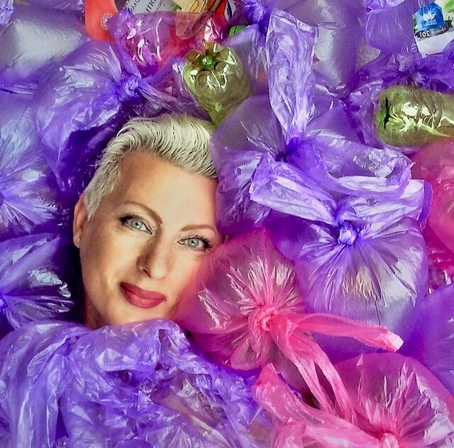 Kopf der Künstlerin umgeben von violetten Plastiktüten, Installationsdetail