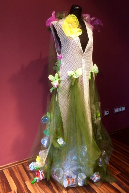 Kleid aus grünem Tüll mit eingearbeiteten Blüten an einer Puppenfigur