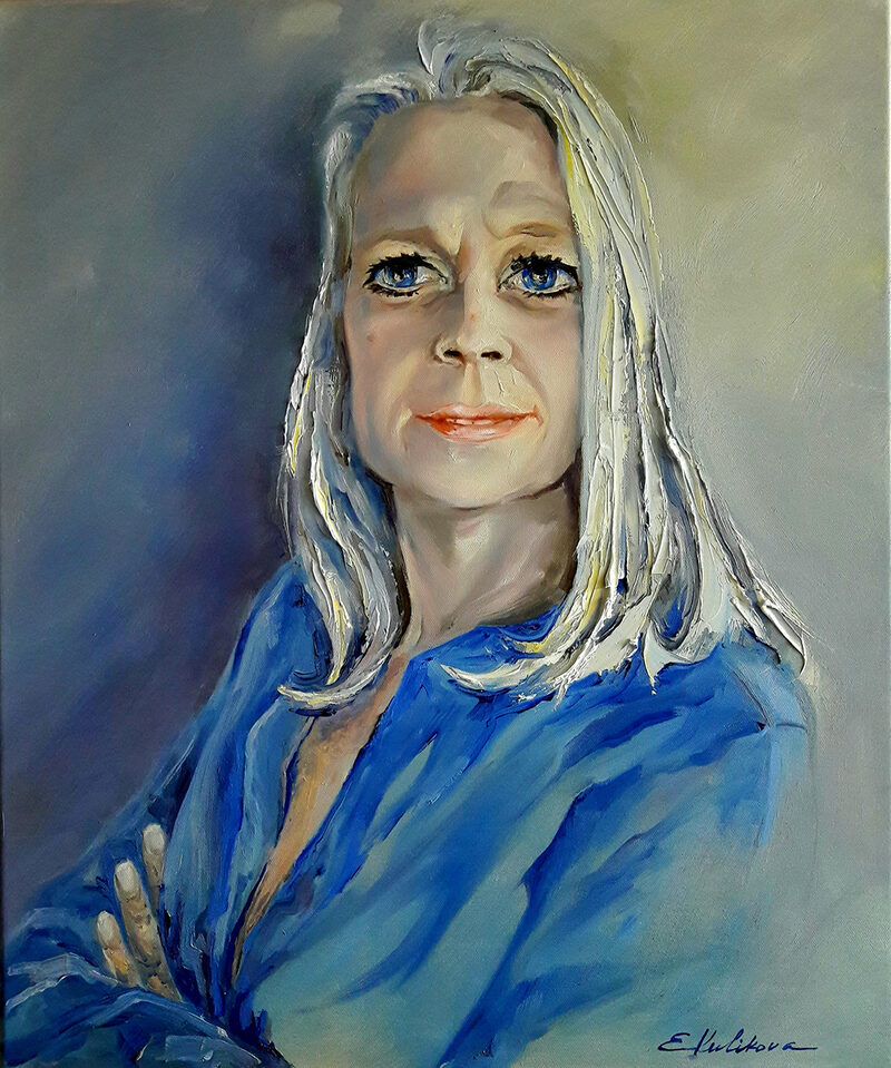 Gemaltes Portrait einer Frau mit langem weißem Haar und blauer Bluse