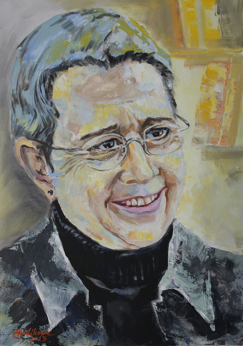 Portrait einer Frau mit kurzem Haar und Brille, warmtonig
