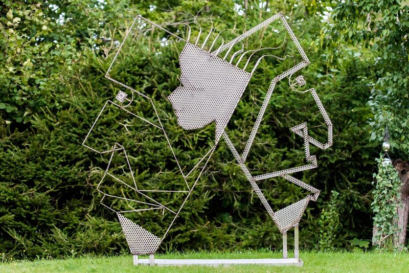 Drahtinstallation mit Vogelmotiven im Garten