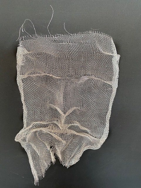 Gesicht in hochformatiger Gaze, plastisch geformt