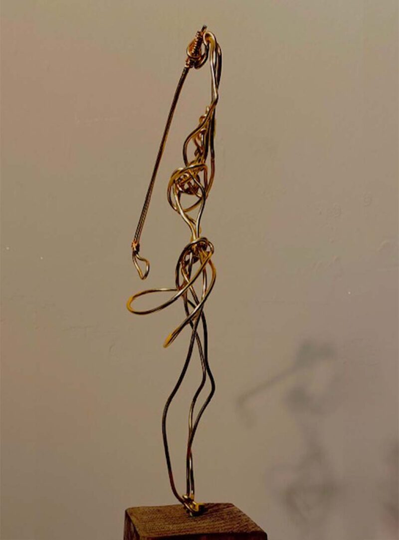 Filigrane Drahtfigur auf Holzsockel