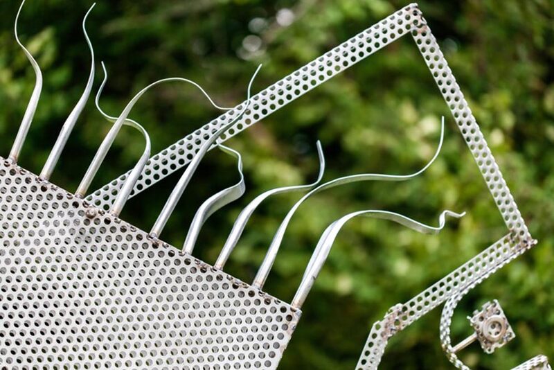 Gesichtsprofil aus Lochblech und Draht, Detailansicht im Garten