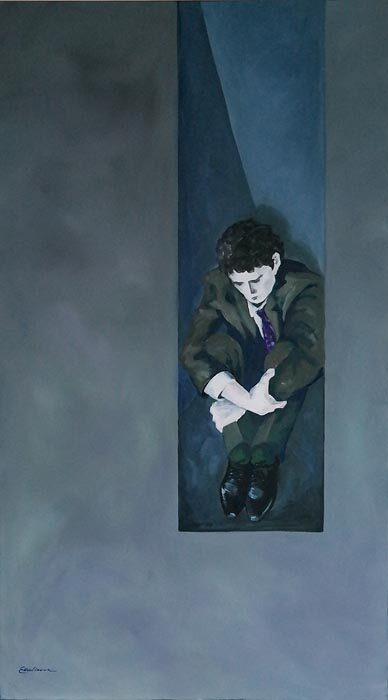 Sitzende Figur mit Buch in einem blauen Lichtschacht