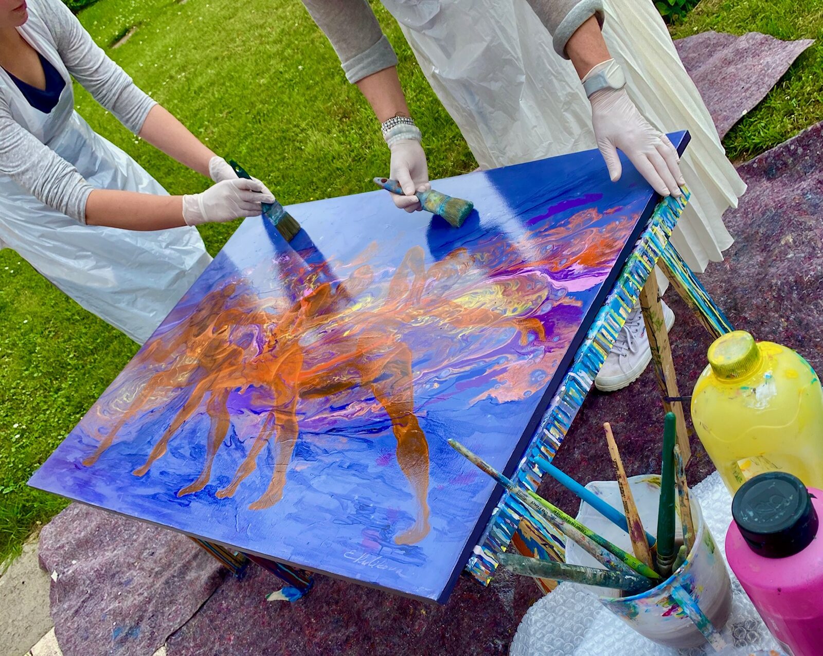 Workshop-Gruppe beim gemeinsamen Malen im Atelier